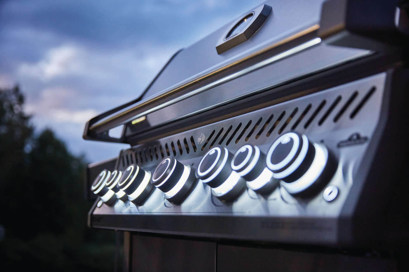 Rogue SE 625 RSIB Gas Grill | Stainless Steel BBQ | 5 Burners | Infrared SIZZLE ZONE | Rear Rotisserie Burner | WAVE Grids | Ember BBQ Co UK
